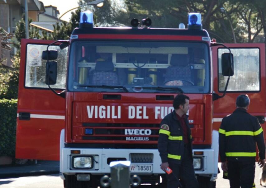 Marchiodoc - Vigili Fuoco
Qualche giorno fa il maxi incendio che ha bruciato oltre 4000 cassoni per il trasporto dei prodotti agricoli nel piazzale dell’azienda, adesso un nuovo attentato contro la famiglia Sgarro, titolare della cooperativa OP Nautra Dauna di Carapelle.