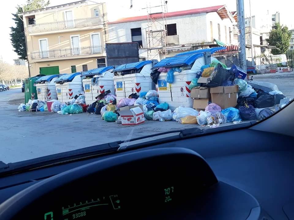 rifiuti in strada 2