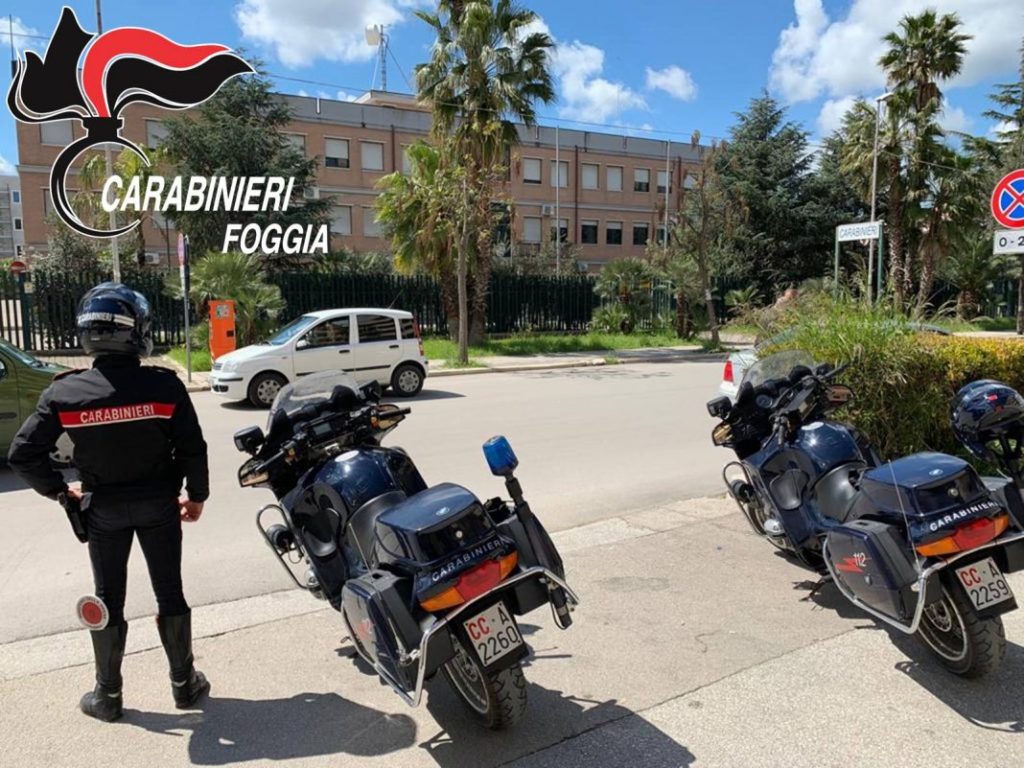 Beccati in strada senza motivo aggrediscono i carabinieri: arrestati