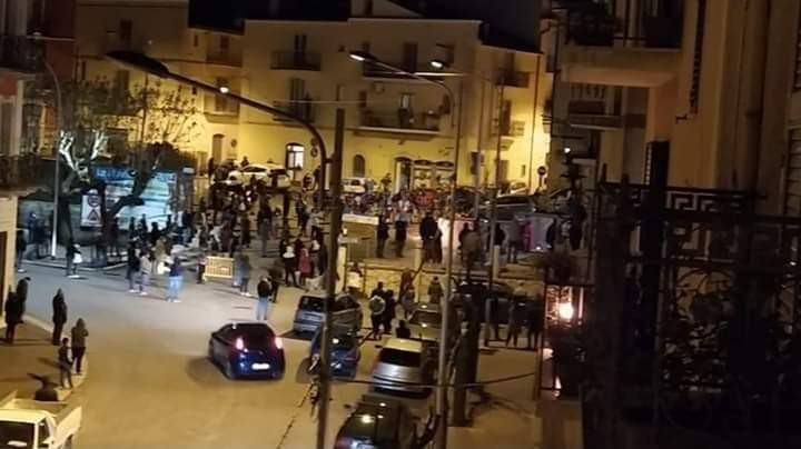 Una follia generalizzata a San Marco in Lamis per il rito delle Fracchie: oltre 200 persone in strada. Il sindaco Michele Merla prima esulta, poi si scusa