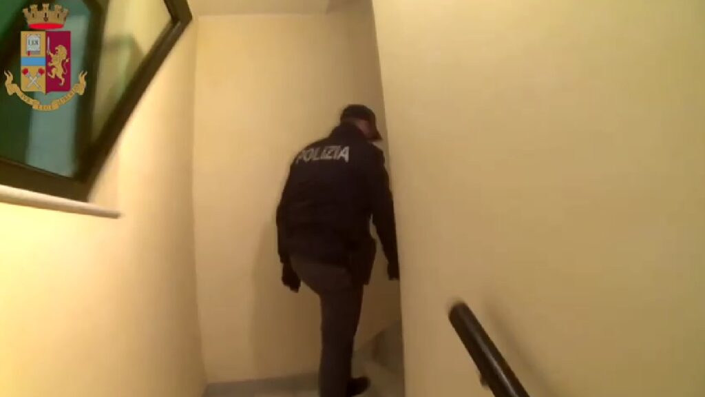 VIDEO | La coppia dello spaccio: irruzione in casa della polizia a Cerignola