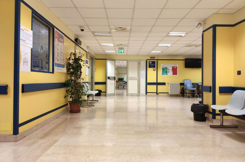 Ospedale Tatarella, medici e infermieri in "rivolta": fioccano lettere in direzione 