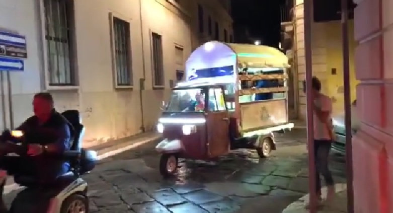 VIDEO | Bevilacqua torna in piazza Duomo (questa volta col treruote)