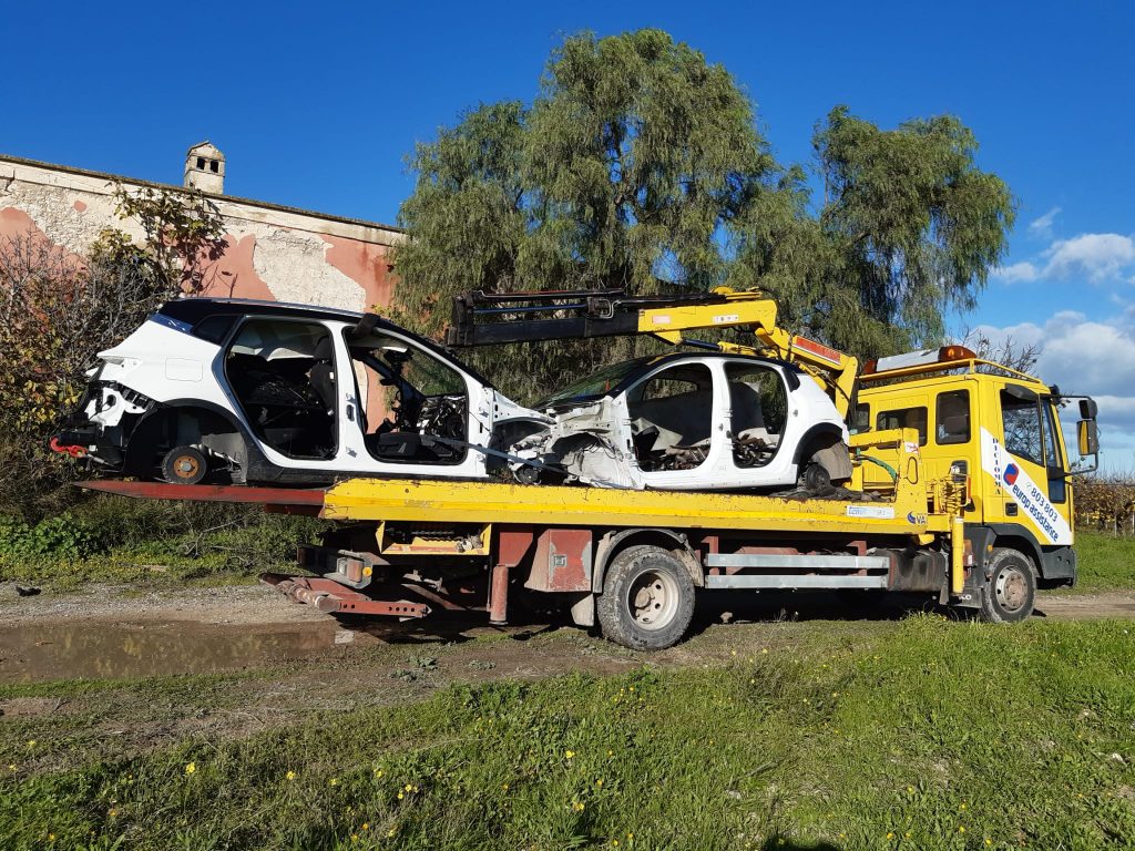 FOTO | Cerignola, rinvenuto cimitero di auto rubate e cannibalizzate