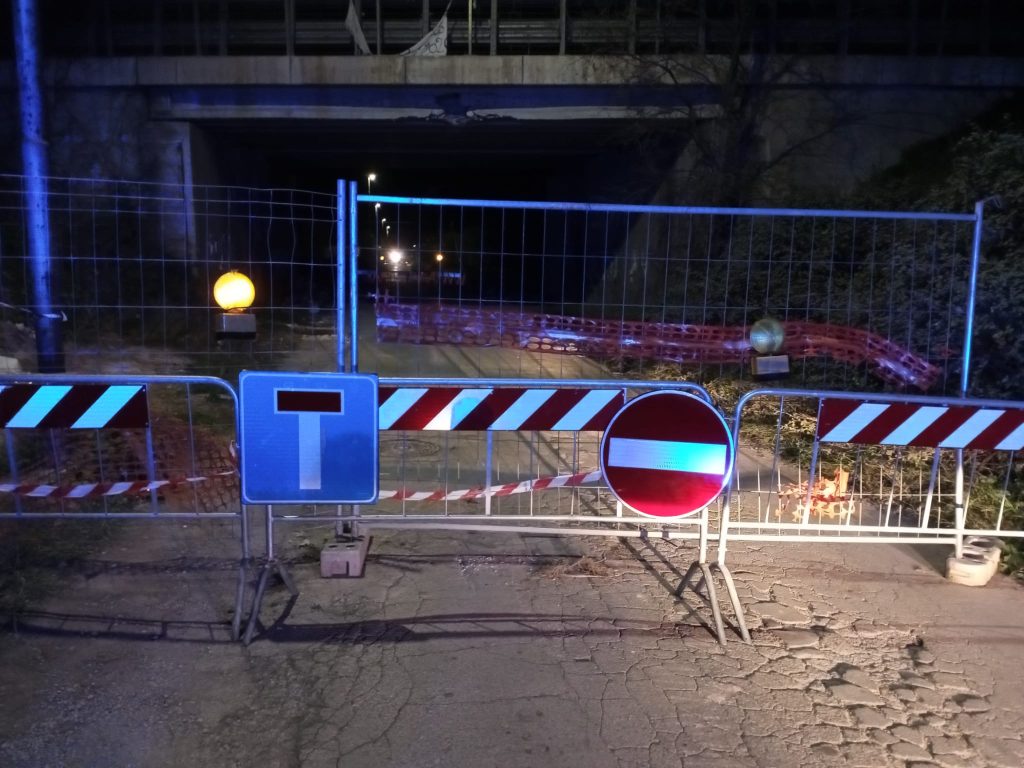 FOTO | Incidente su via Torre Quarto: strada bloccata, restrizioni sulla SS16 e percorso alternativo