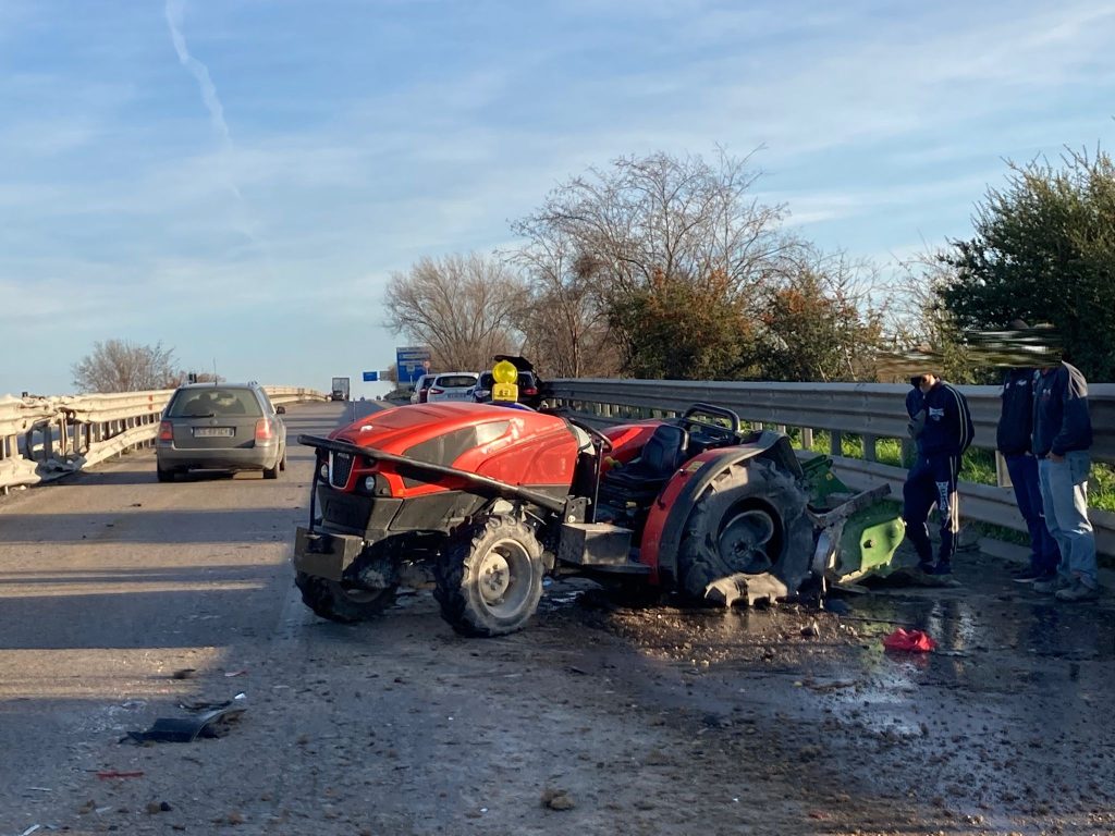 FOTO | Incidente sulla SS16 a Cerignola, trattore contro auto: un ferito 