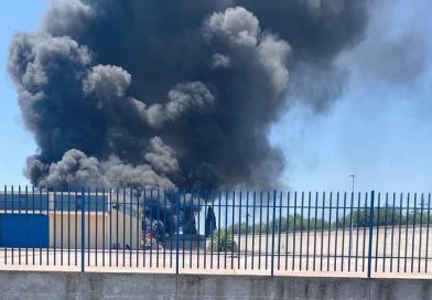 VIDEO | A fuoco ecoballe (sequestrate) sulla ex SP98: nube su Cerignola