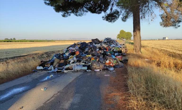 Rifiuti abbandonati, dalla Provincia l'appello: "Ristori agli agricoltori danneggiati"