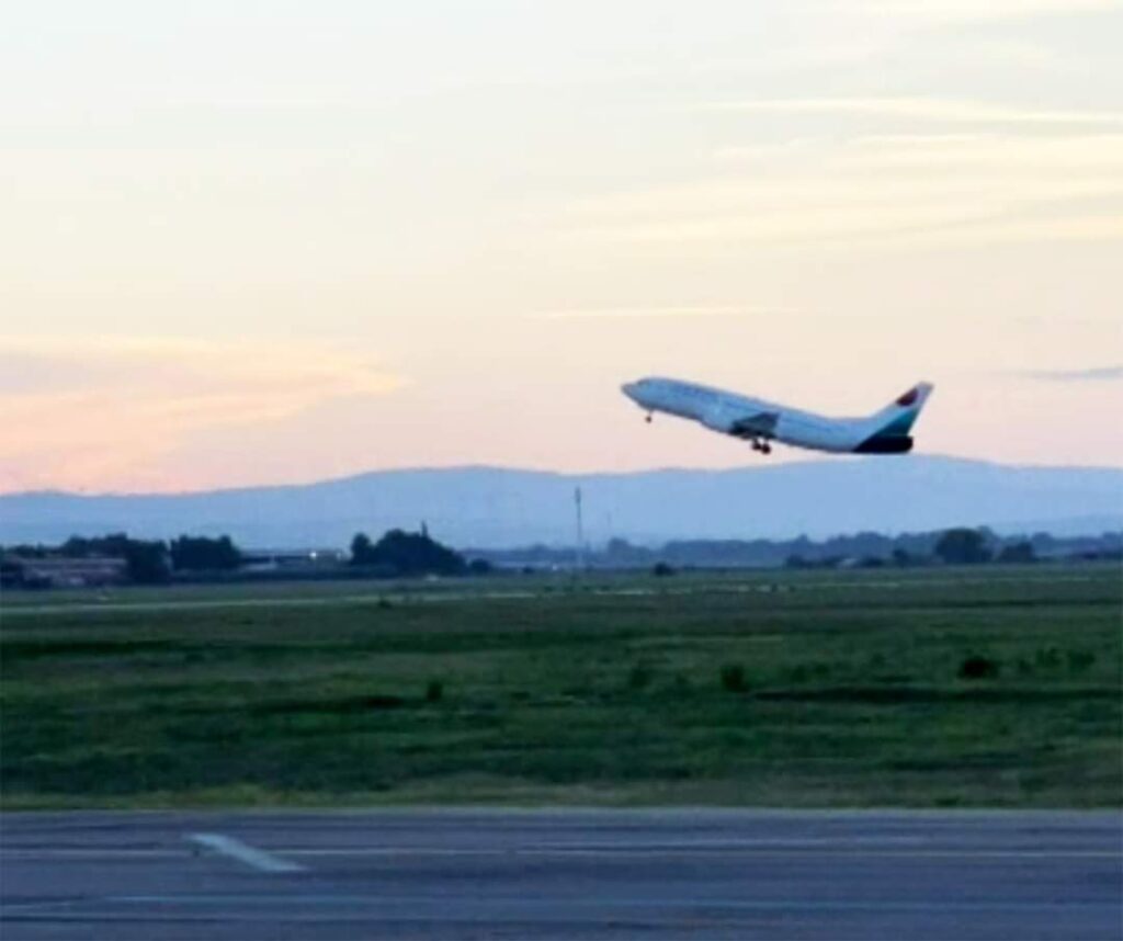 L'aeroporto a 20 minuti da casa: il primo volo da Foggia | FOTO