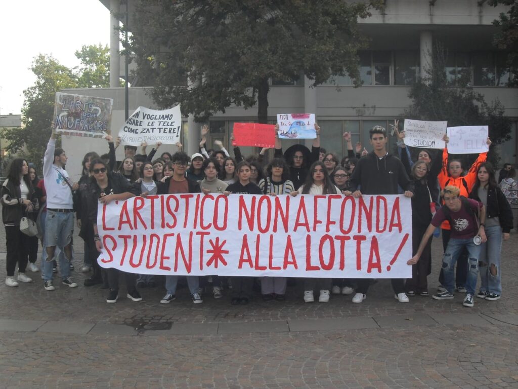 Pioggia nel Liceo Artistico, la Provincia non interviene: gli studenti vanno dal sindaco 