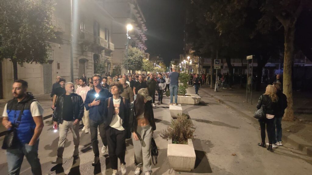 FOTO e VIDEO | Cerignola in piazza contro il caro bollette: "Fondo comunale da 250mila euro" 