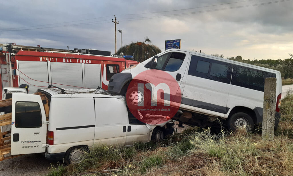 FOTO | Cerignola, gravissimo incidente su via Melfi: arriva l'elisoccorso
