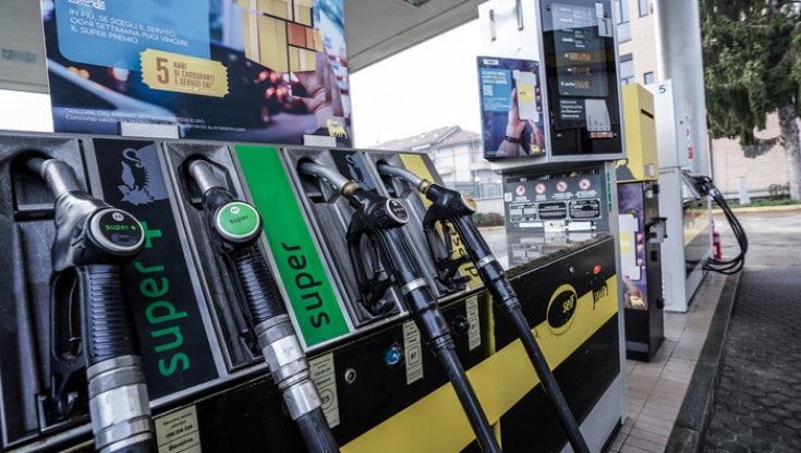 Costo benzina e diesel alle stelle: in autostrada anche a 2.5 euro a litro