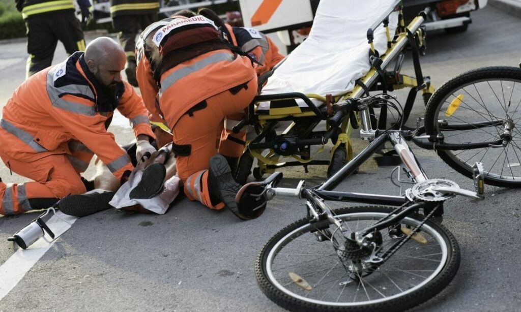 Incidente in bici, tir lo tocca e finisce sotto un trattore: ferito ciclista 