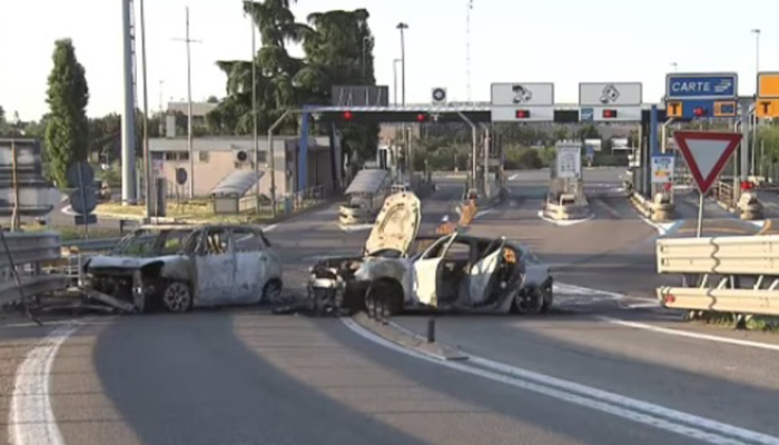 Assalto da film "alla cerignolana" in Lombardia: auto bruciate e chiodi sull'autostrada 