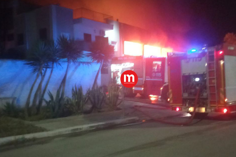 Vasto incendio in un deposito di detersivi a Cerignola 