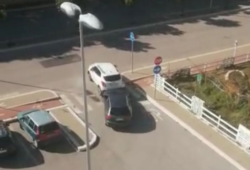 Un minuto e mezzo (scarso) per aprire il cancello di un condomino e rubare  un'auto 