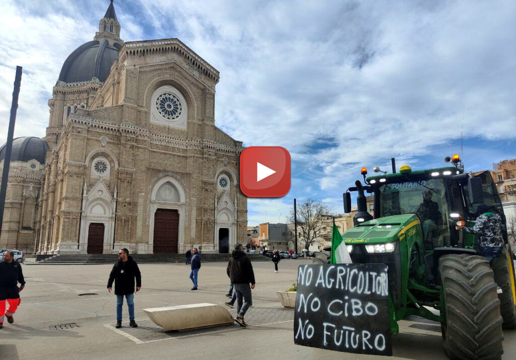 VIDEO | Oltre 100 trattori nelle strade di Cerignola: la protesta per salvare l'agricoltura