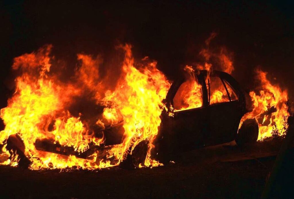 Auto in fiamme sulla SS16: il conducente riesce a mettersi in salvo
